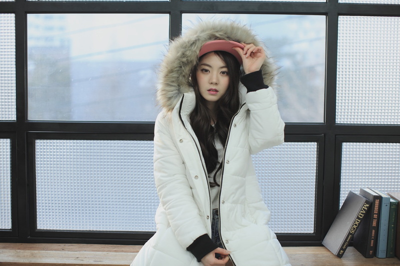 hairstyle, brunette, three quarter length, warm clothing, one person, portrait, lifestyles, contemplation, clothing, model, 1080P, leisure activity, Chae Eun