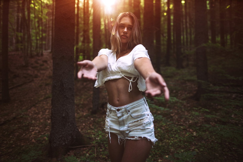 casual clothing, 720P, hairstyle, sunlight, woodland, women outdoors, nature, day, forest, lifestyles, one person, women, three quarter length, outdoors