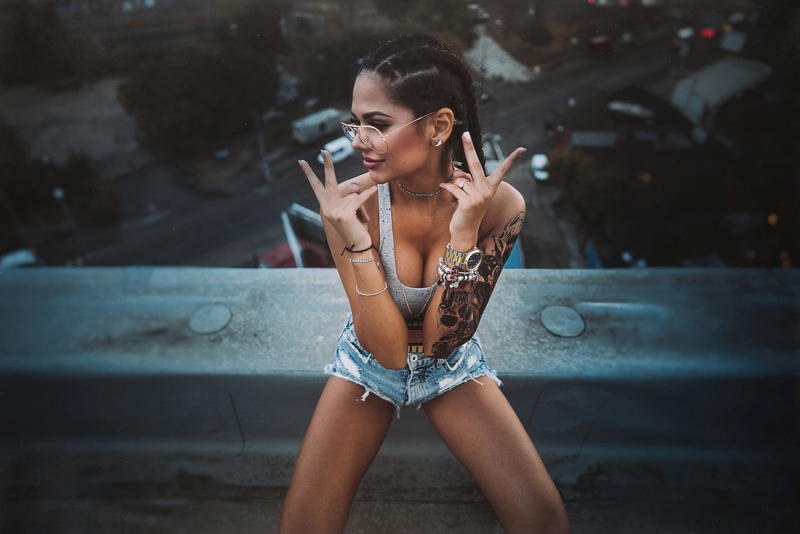 the evening, fingers, roof, sitting, Paul Toma, glasses, tattoo, gesture, hands, decoration, makeup, shorts, 1080P, braids, topic, hairstyle, on the roof