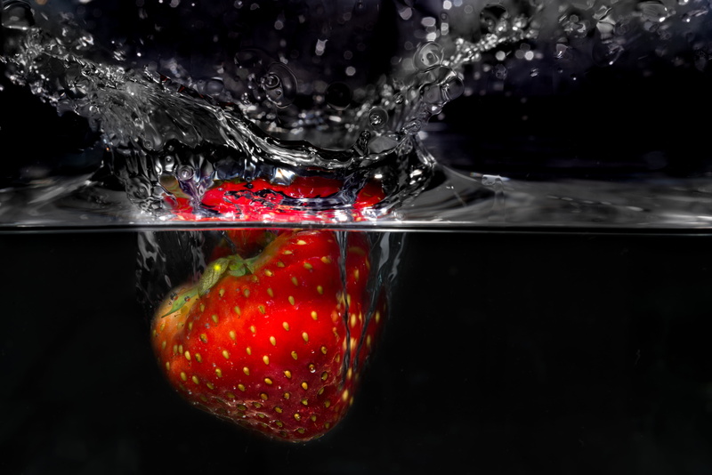 close-up, purity, splashing, fruitage, berry fruit, studio shot, liquid, drop, food and drink, diet, sinking, plunge, black background, freshness, red