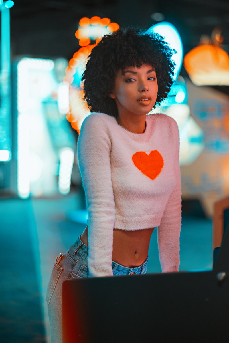 jeans, 1080P, women, sweater, ebony, navels, heart, looking at viewer