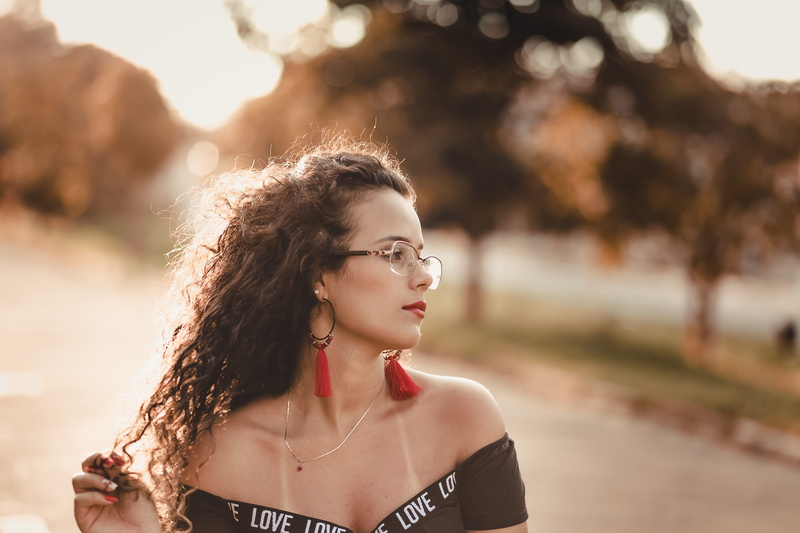 glasses, focus on foreground, real people, one person, beauty, photo, top, face, close-up, glamour, adult, portrait, young women, women, hairstyle, pose