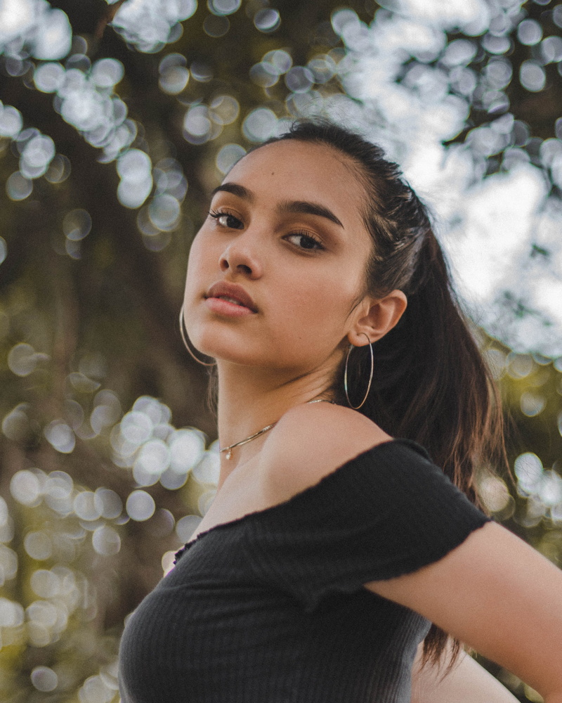 shoulder, people, tree, adult, pose, outdoors, beauty, young women, hairstyle, female, nature, looking away, real people, person, portrait, lifestyles