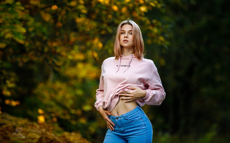 young adult, belly, casual clothing, one person, jeans, women, lifting shirt, blouses, hairstyle, young women, hair, front view, day, lifestyles, blonde