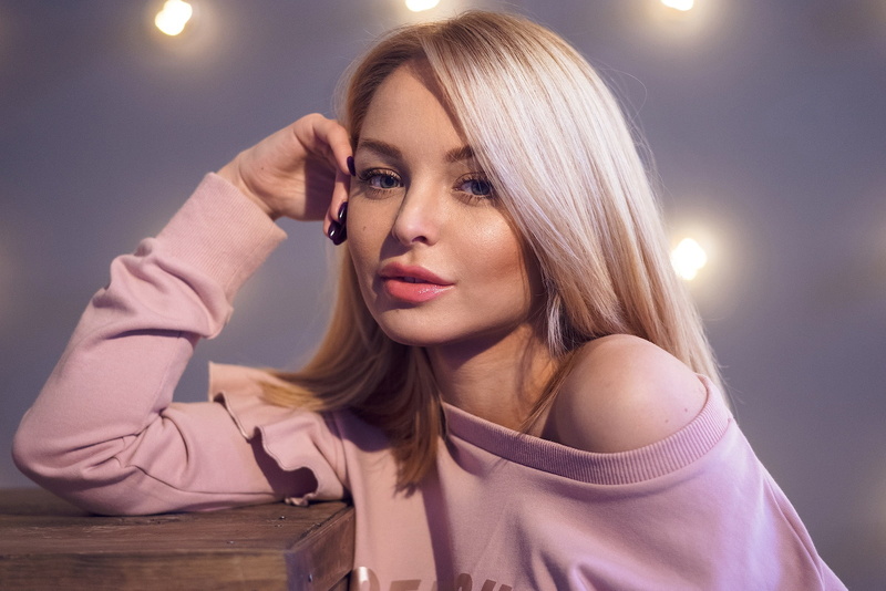 bare shoulders, gray eyes, model, blouses, portrait, lights, face, women, 720P, blouse, blonde, looking at viewer, indoors, painted nails, women indoors