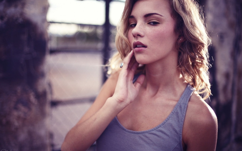 hand on face, hairstyle, one person, holding, focus on foreground, portrait, depth of field, smoking issues, looking at viewer, young women, adult, smoking - activity