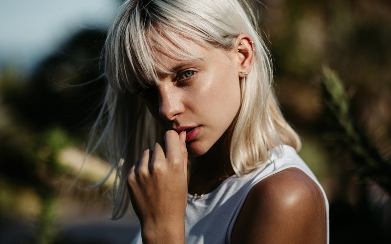 worried, depth of field, blond hair, frustration, long hair, young adult, headshot, portrait, finger on lips, 1080P, emotion, hairstyle, looking, women