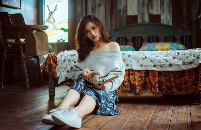 model, sitting, 2K, on the floor, women