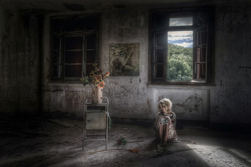 room, lifestyles, real people, abandoned, dark, indoors, 1080P, one person, house, on the floor, building, window, full length, women, architecture, girls