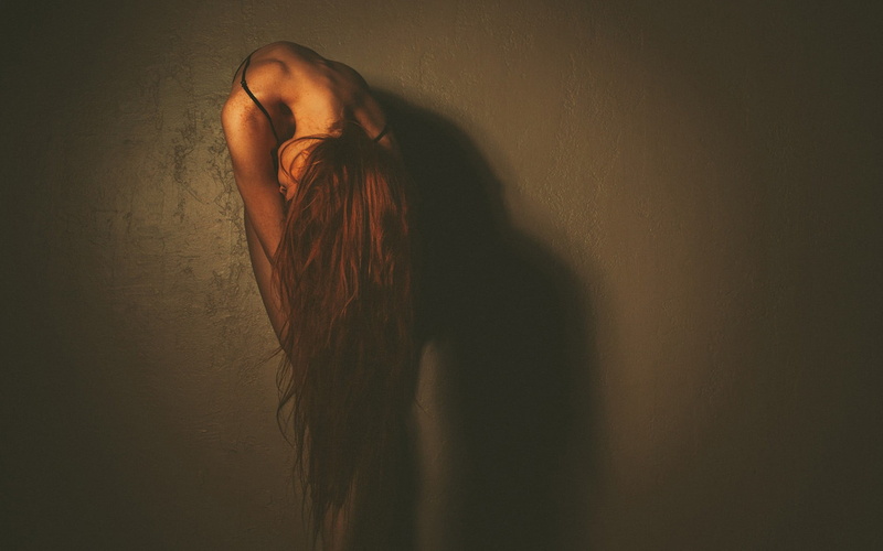 human hair, emotion, beautiful woman, despair, hair, depression - sadness, 1080P, hairstyle, lifestyles, hopelessness, waist up, redhead, sadness, adult