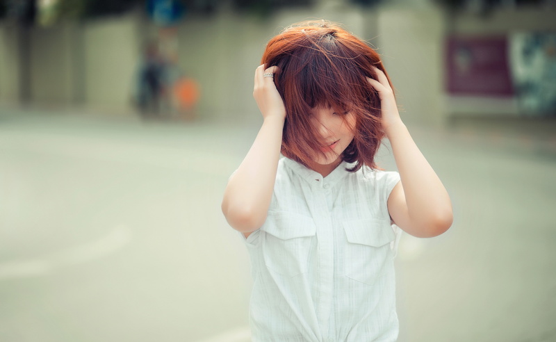 innocence, child, looking down, hairstyle, emotional stress, front view, offspring, casual clothing, sadness, standing, Asian, 5K, one person, focus on foreground