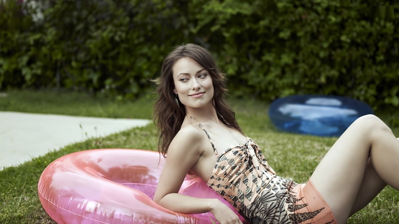 2K, women outdoors, sitting, nature, Olivia Wilde, real people, beautiful woman, celebrity, beauty, hair, smiling, outdoors, hairstyle, day, lifestyles