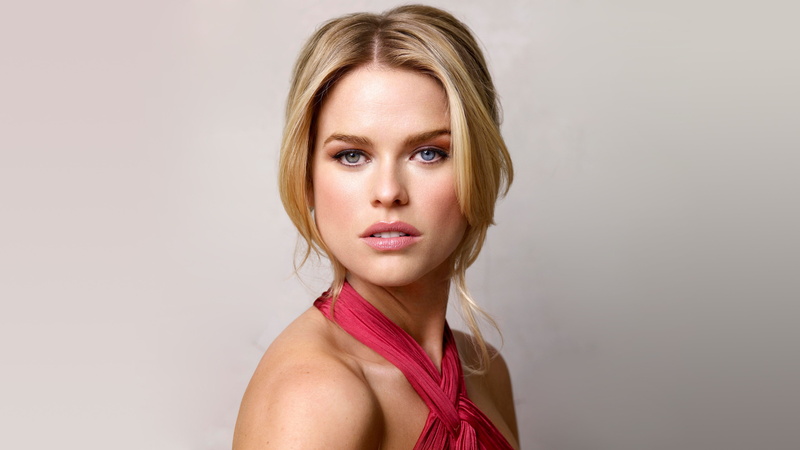 simple background, Alice Eve, 4K, heterochromia, blonde, actress, green eyes, blue eyes