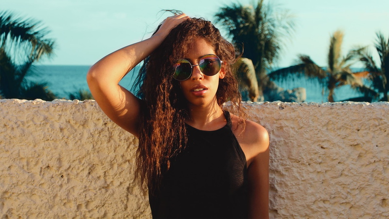 fashion, leisure activity, women with glasses, glasses, smiling, ebony, hairstyle, women, portrait, young women, lifestyles, beauty, real people, front view