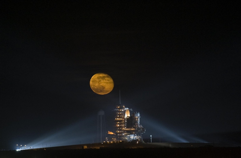 science, space shuttle, full, space exploration, spacecraft, copy space, built structure, outdoors, spaceship, lunar, technology, architecture, planetary moon