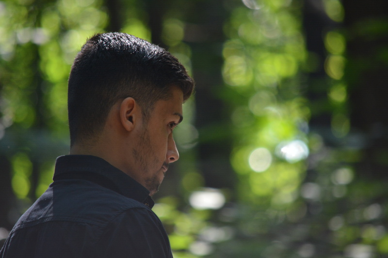 profile view, adult, portrait, tree, focus on foreground, perspective, nature, men, one person, looking, headshot, side view, outdoors, young adult, 5K