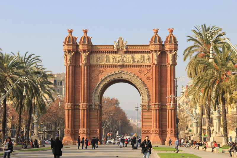 clear sky, group of people, people, travel, barcelona, skies, crowd, the past, architecture, real people, 5K, palm tree, passing, sky, tourist, building
