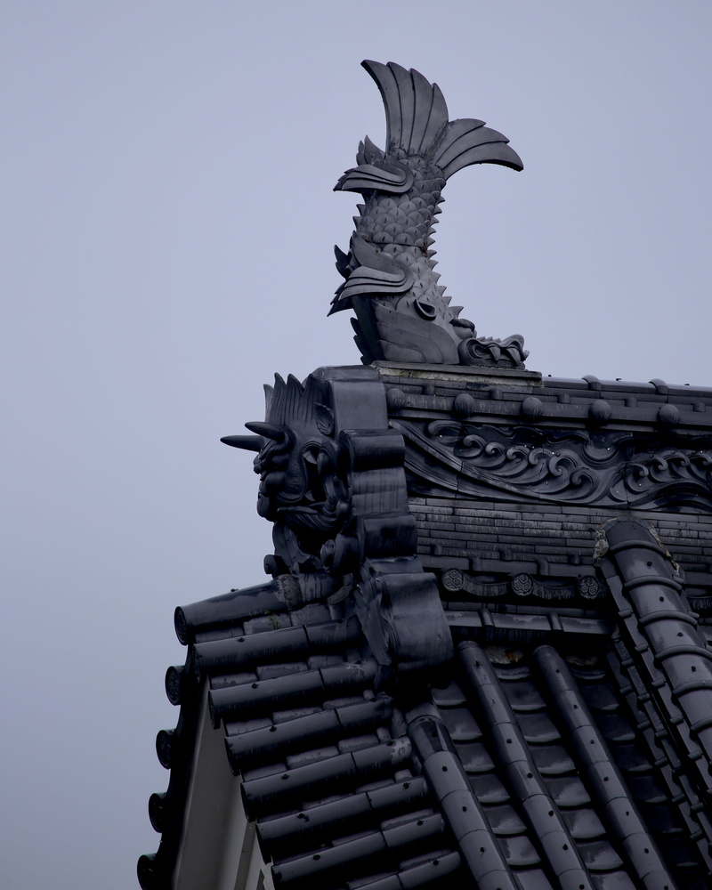building, ornate, steeple, travel destinations, monument, tire, tiki, built structure, fishtail, outdoors, top, the past, day, sculpture, dragon, sky, architecture