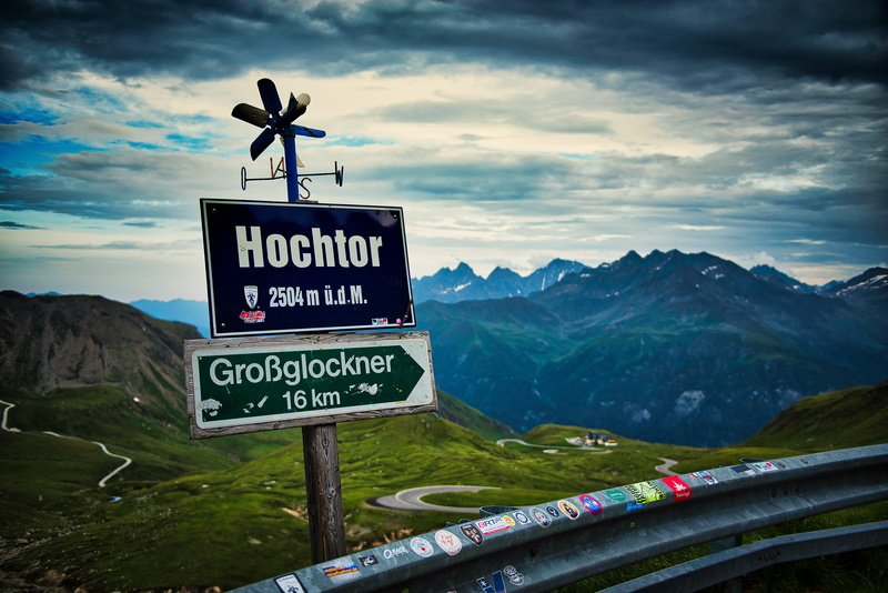 cloud - sky, information sign, environment, guidance, beauty in nature, 5K, nature, outdoors, sky, tranquility, alps, text, mountain range, western script