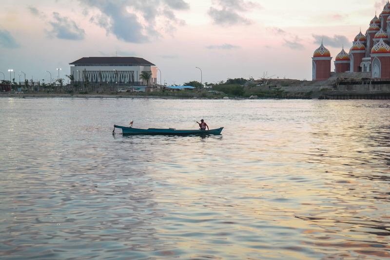 boat, makassar, evening, one person, watercraft, travel, water, transportation, kayak, human, 5K, nature, built structure, man, sunset, beach, person