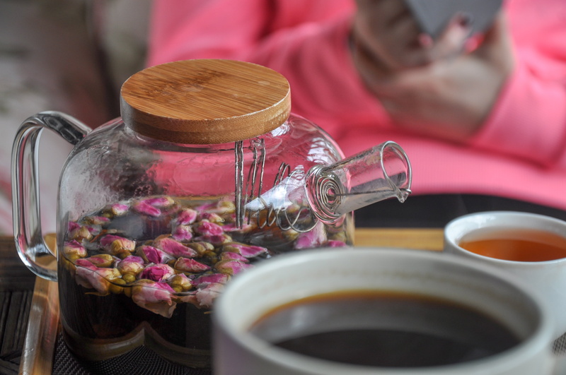 selective focus, freshness, cup, glass, tea, drink, crockery, real people, coffee cup, tea - hot drink, tea cup, indoors, close-up, hot drink, flower, table