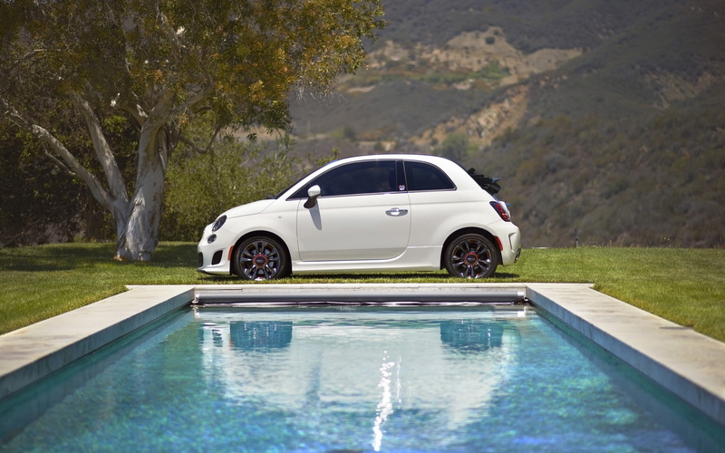 white, swimming pool, luxury, car, mountain, no people, motor vehicle, hatchback, door, land vehicle, FIAT, outdoors, enjoyment, 2K, transportation, plant