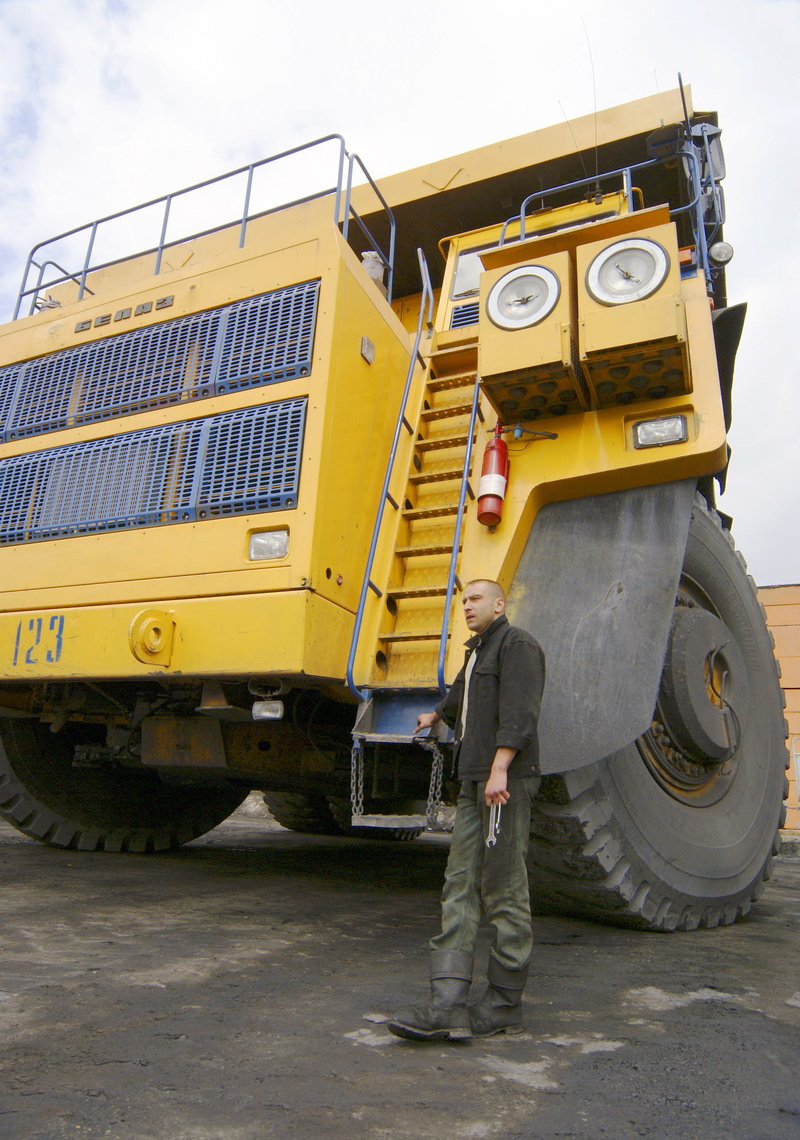 casual clothing, man, minerals, adult, transportation, adults only, men, yellow, Car, industry, full length, nature, truck, 2K, Coal, Gigantic, sky, wheel