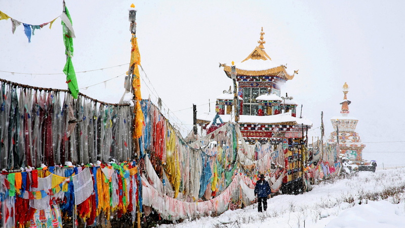 real people, place of worship, building exterior, tibetan opera, garze, sichuan, outdoors, serxu, travel destinations, nature, shiqu, religion, group of people