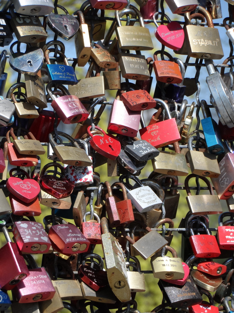 crush, tender, security, day, bridge railing, tenderness, pair, multi coloured, bridge, heart, secure, liebesbeweis, variation, close-up, luck, no people