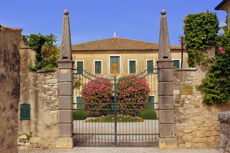 ancient, ornamental garden, 4K, travel destinations, home, architecture, no people, building exterior, villa, punta san vigilio, plant, architectural column