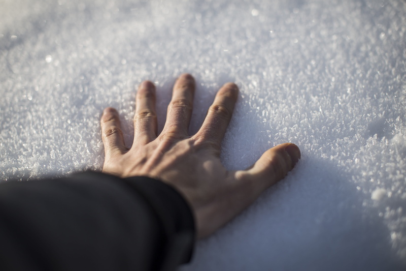 hiver, lac de sylans, cold, frozen, snow, limb, personal perspective, close-up, france, 50mm, 5K, selective focus, winter, finger, human hand, reaching