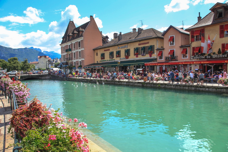 nature, annecy lake, house, built structure, group of people, 5K, waters edge, crowd, water, outdoors, mountainous, alps, tourism, architecture, incidental people