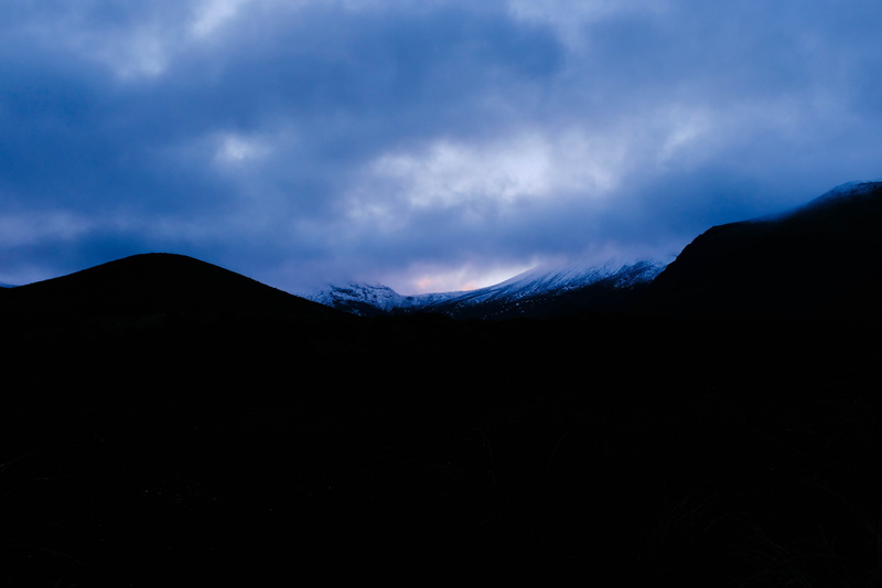 silhouette, non-urban scene, landscape, vieww, montagne, nature, sky, beauty in nature, 5K, cloud - sky, cloud, tranquil scene, land, blue, dark, mountain