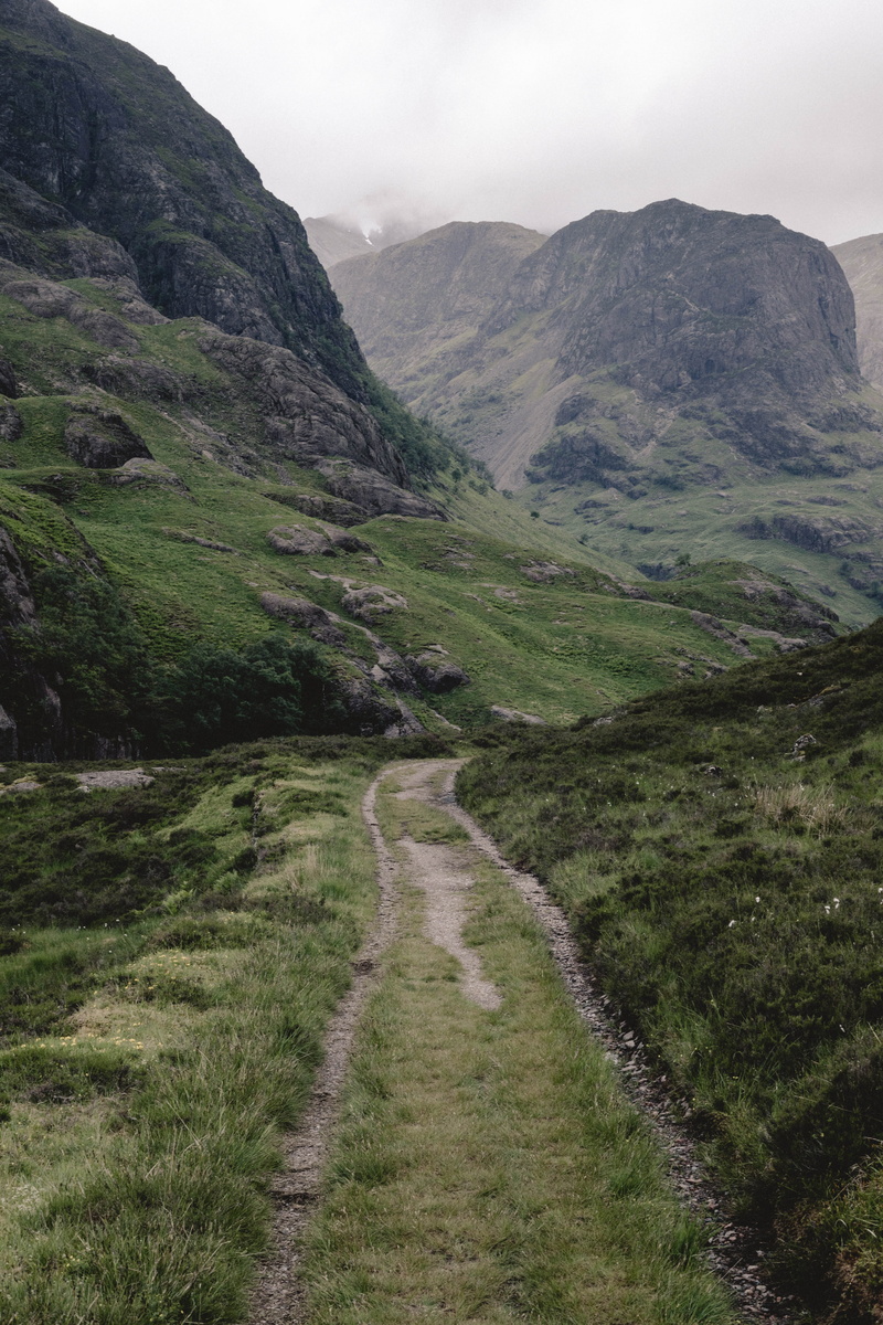 fog, pathway, 5K, photo, near, no people, plant, sky, direction, green, beauty in nature, cloud, field, non-urban scene, glen coe, mountain, remote, mist