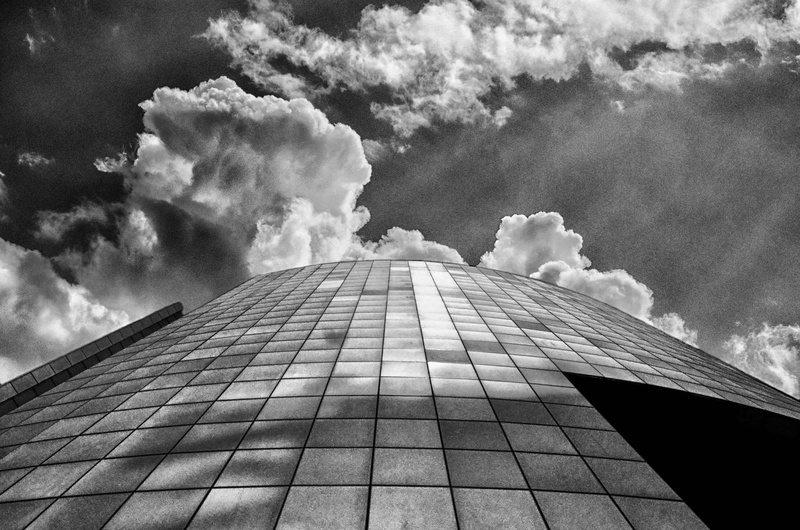 nuages, architecture, day, tower, ciel, tall - high, built structure, city, low angle view, sunlight, tour, office, office building exterior, sky, no people