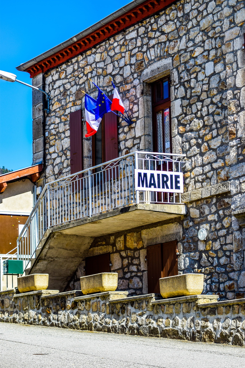 stone house, wall - building feature, patriotism, sunlight, day, no people, outdoors, Village, hotel city, low angle view, Nature, building exterior, town hall