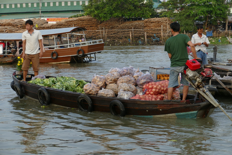 occupation, transportation, lifestyles, trade, boot, women, onions, boat trip, vegetables, adult, day, men, mode of transportation, Vietnam, incidental people