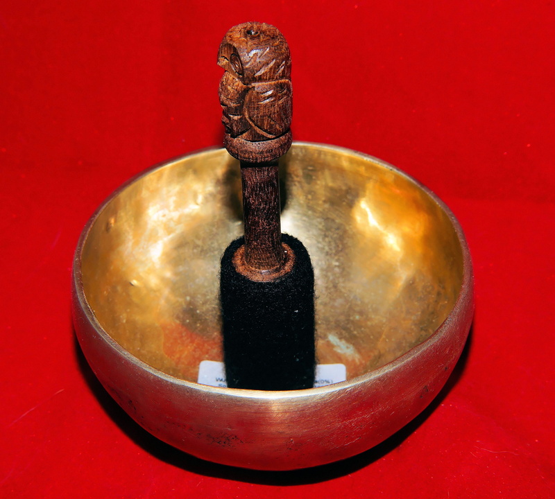 2K, bronze, recovery, sound, handle, traditionally, indoors, red background, brass, red, colored background, no people, instrument, clapper, craft, weight