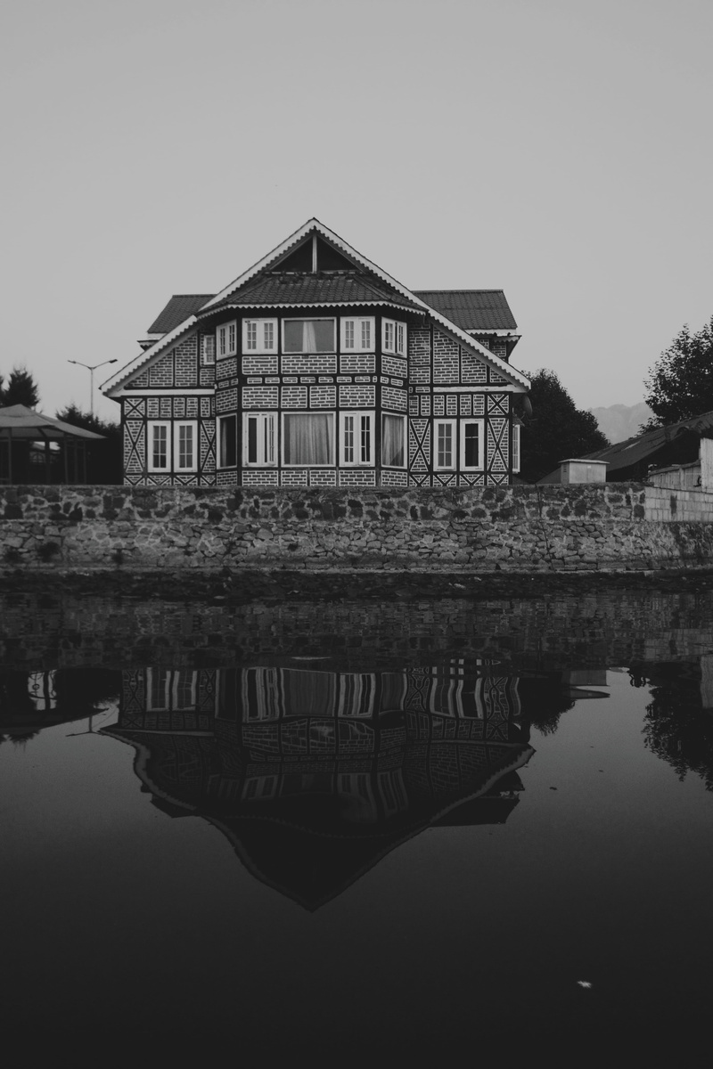 housing, copy space, reflect, clear sky, ripple, sky, gray, 5K, building, lakeside, residential district, near, river, outdoors, reflection, villa, srinagar
