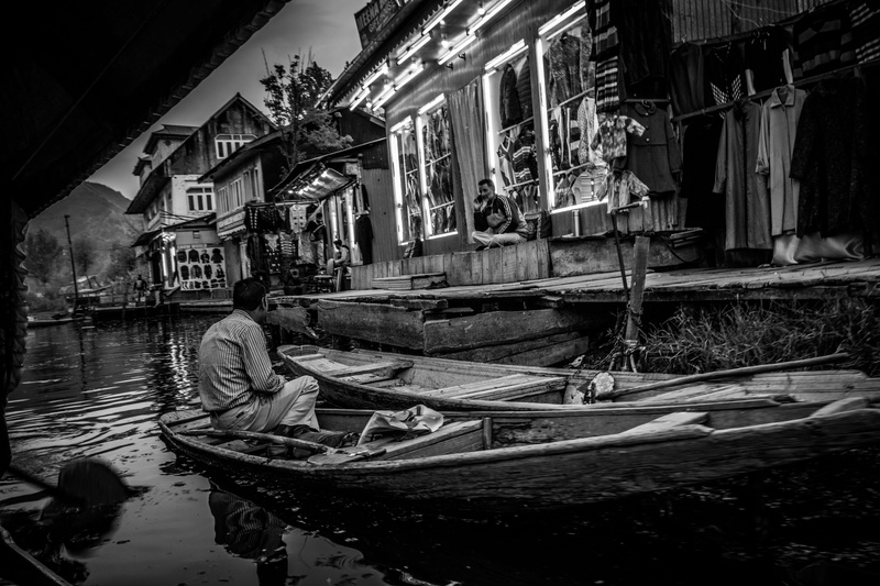 5K, shikara, wide angle, autumn, floating houses, boat rider, building, scene, moored, man riding boat, building exterior, srinagar, mode of transportation