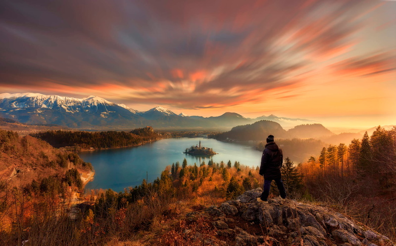 cloud - sky, tranquility, beauty in nature, outdoors, mountain range, tranquil scene, one person, dal, rear view, looking at view, sky, lifestyles, leisure activity