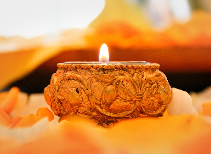 selective focus, indoors, 1080P, fire, burning candle, diwali, close-up, glowing, Mood, heat - temperature, Candle, electric lamp, Candlelight, decoration