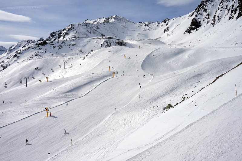 beauty in nature, skiing, snowcapped mountain, sölden, the descent, adventure, mountain, nature, group of people, freedom, winter sport, slopes, mountains