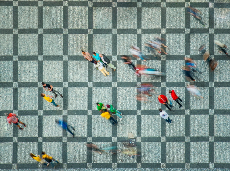 high angle view, day, group of people, walking, directly above, men, people, medium group of people, real people, motion, competition, group, marathon
