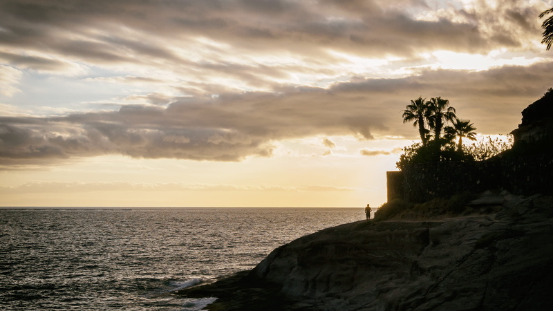 built structure, architecture, nature, jogger, sea, horizon, no people, outdoors, tranquil scene, cloud - sky, sky, calle londres, tranquility, plant, idyllic