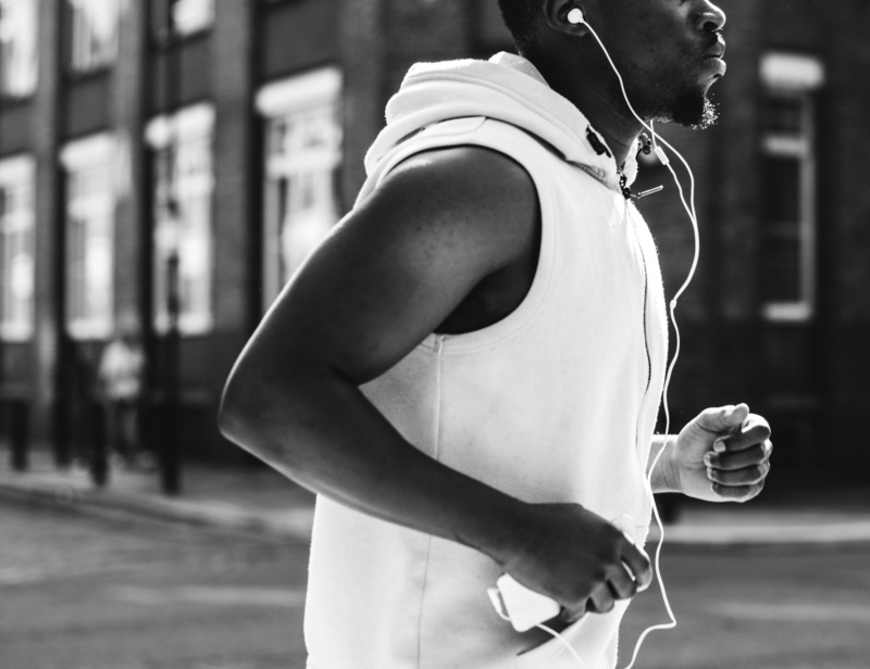 exercising, arts culture and entertainment, athlete, healthy lifestyle, jogger, music, listening, healthy, adult, sports clothing, photo, physical activity