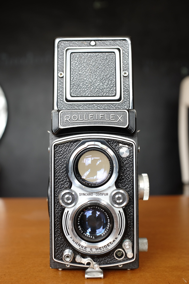 camera, indoors, retro styled, history, single object, technology, analog photography, antique, the past, analog, camera - photographic equipment, communication