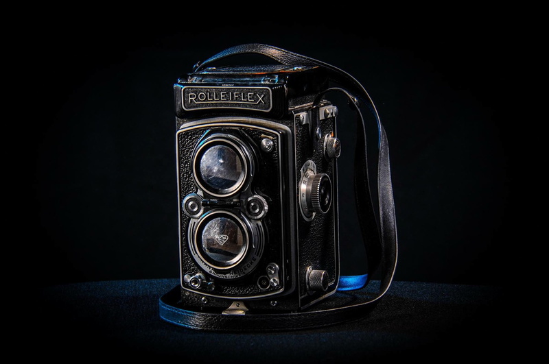 closeup, Rolleiflex, cut out, photographic equipment, creativity, single object, black background, indoors, retro, no people, close-up, device, retro styled