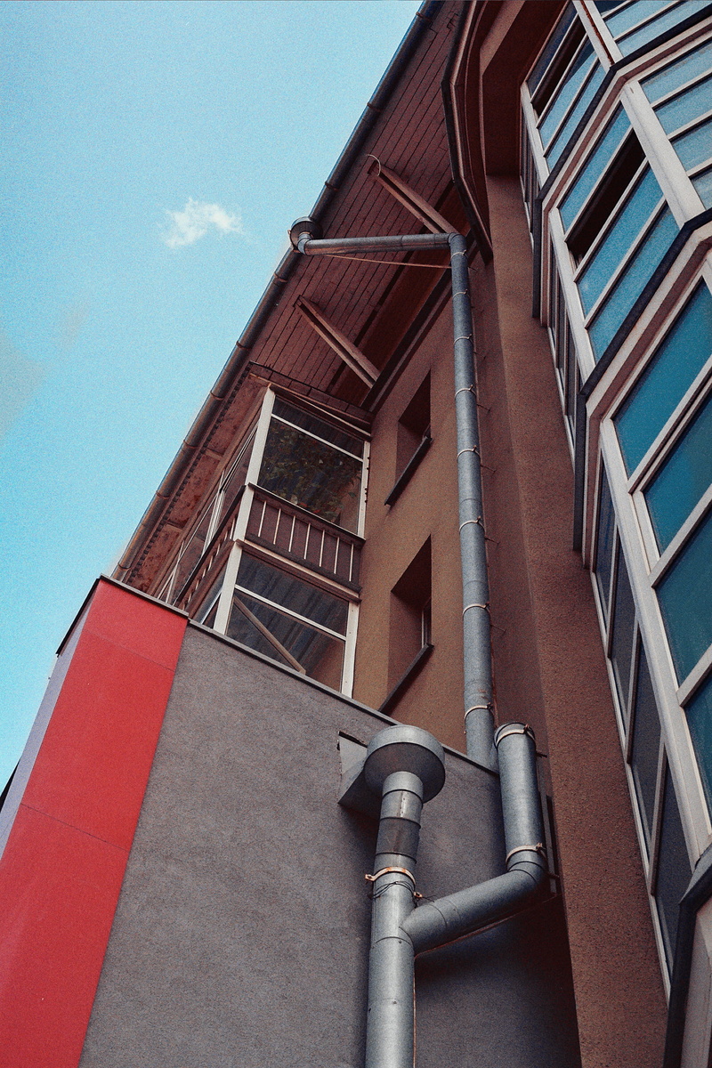 nature, город, red, building, residential district, плёнка, street, россия, life, pipeline, urban, apartment, водосточная, cloud - sky, 2K, window, дом