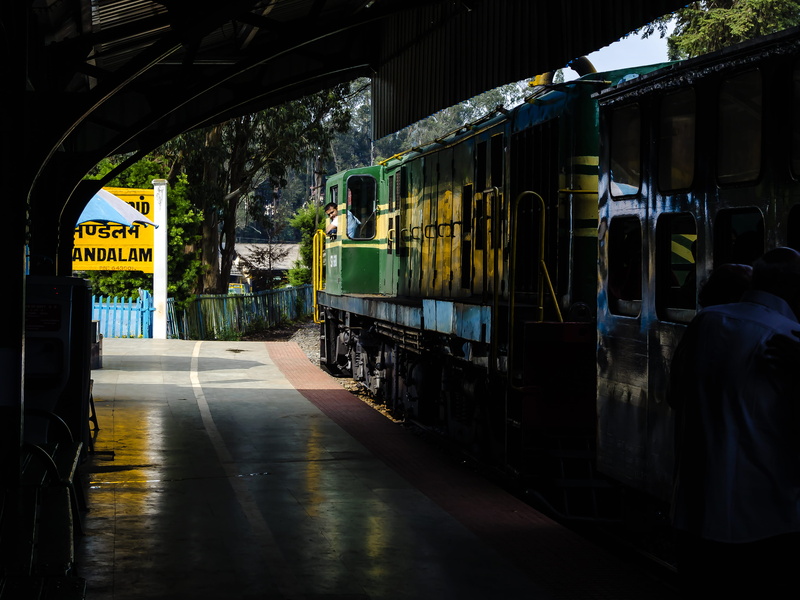 outdoors, 2K, train - vehicle, land vehicle, day, transportation, city, incidental people, built structure, india, public transportation, platform, communication